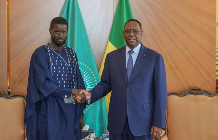 Le président sénégalais Macky Sall (d) et le président élu Bassirou Diomaye Faye à Dakar, le 28 mars 2024 ( Présidence sénégalaise / - )