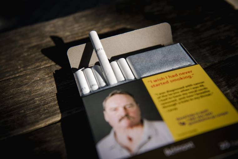 Paquet de cigarettes avec l'avertissement actuel à Montréal ( AFP / ANDREJ IVANOV )