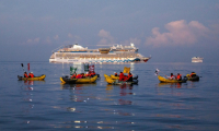 Des membres des collectifs Stop croisières et Extinction Rebellion bloquent des navires de croisière à l'entrée du port de Marseille pour dénoncer la pollution qu'ils génèrent, le 21 septembre 2024 ( AFP / CLEMENT MAHOUDEAU )