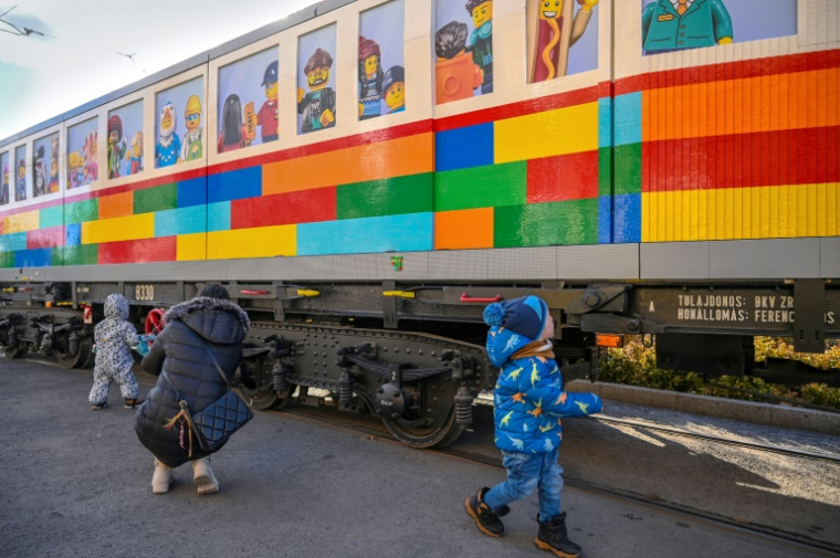 Un tramway grandeur réelle construit par l'artiste hongrois Balazs Doczy avec des pièces de Lego, le 21 novembre 2024 à Budapest en Hongrie ( AFP / ATTILA KISBENEDEK )