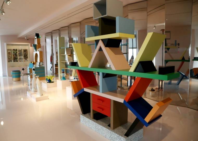 La bibliothèque Carlton d'Ettore Sottsass exposée au Musée des Arts Décoratifs de Paris, le 17 octobre 2018 ( AFP / FRANCOIS GUILLOT )