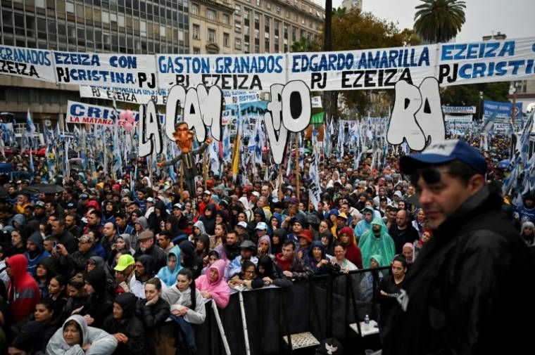 Plusieurs milliers de partisans de la vice-présidente argentine Cristina Kirchner (centre-gauche) rassemblés à Buenos Aires en Argentine, le 25 mai 2023  ( AFP / Luis ROBAYO )
