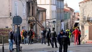 Des pompiers et policiers près d'un bâtiment partiellement détruit par un incendie qui s'est déclaré dans la nuit, le 3 décembre 2023 à Marseille, dans les Bouches-du-Rhône ( AFP / NICOLAS TUCAT )