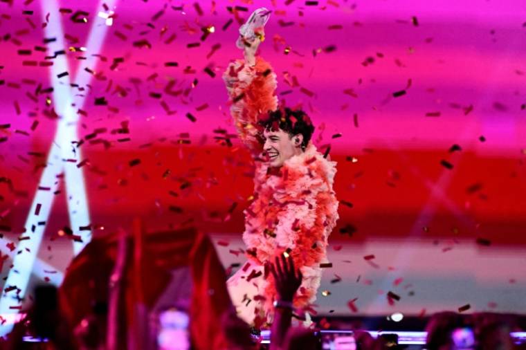 L'artiste Nemo après avoir remporté pour la Suisse l'Eurovision, à Malmö en Suède, le 11 mai 2024  ( AFP / Tobias SCHWARZ )