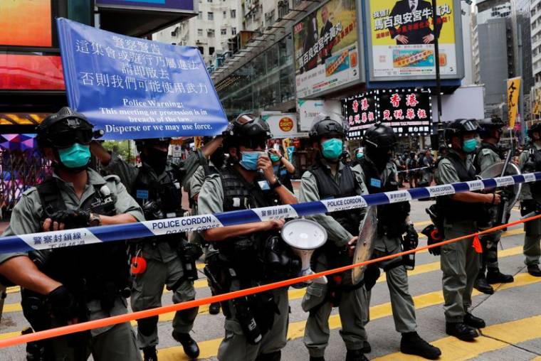 HONG KONG : DES MANIFESTANTS DISPERSÉS AU CANON À EAU, TRENTE ARRESTATIONS