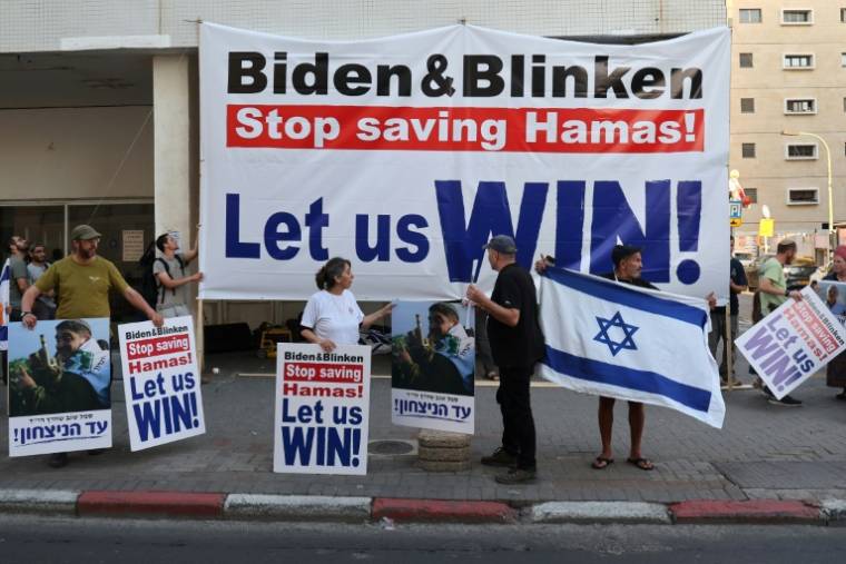 Des familles de soldats israéliens tués dans la guerre manifestent devant la branche de l'ambassade des Etats-Unis à Tel-Aviv pour appeler l'armée israélienne à poursuivre la guerre à Gaza et ses opérations à Rafah, le 7 mai 2024 ( AFP / JACK GUEZ )