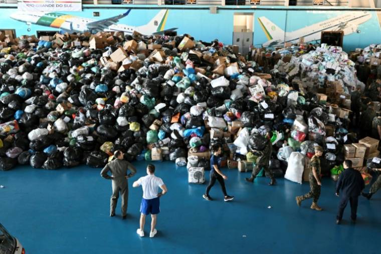 Des soldats de l'armée de l'Air brésilienne préparent des dons à envoyer aux victimes des inondations dans l'Etat du Rio Grande do Sul sur la base aérienne de Brasilia, au Brésil, le 10 mai 2024 ( AFP / EVARISTO SA )