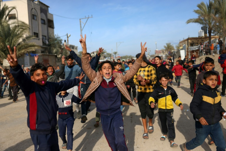 Des enfants palestiniens applaudissent la trêve à Nousseirat, dans le centre de la bande de Gaza, le 19 janvier 2025  ( AFP / Bashar TALEB )