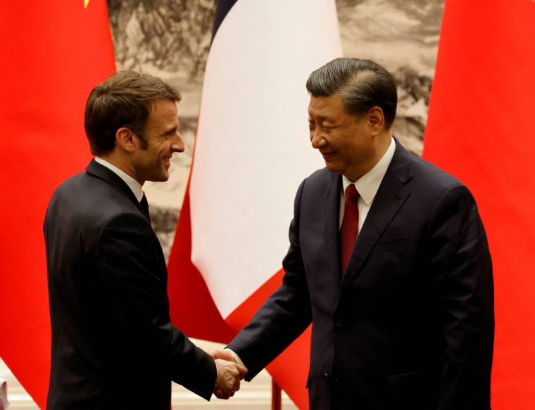 Emmanuel Macron et Xi Jinping, le 6 avril 2023, à Pékin ( AFP / LUDOVIC MARIN )