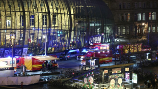 Des véhicules des services de secours sont stationnés le 11 janvier 2025 devant la gare de Strasbourg après une collision entre deux tramways ( AFP / FREDERICK FLORIN )