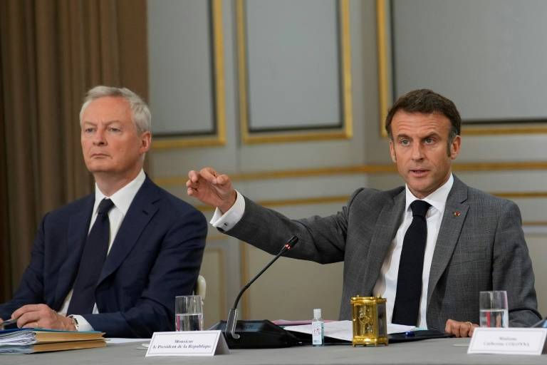 Le président Emmanuel Macron à côté du ministre de l'Économie et des Finances Bruno le Maire à l'Elysée à Paris, le 21 juillet 2023 ( POOL / Christophe Ena )