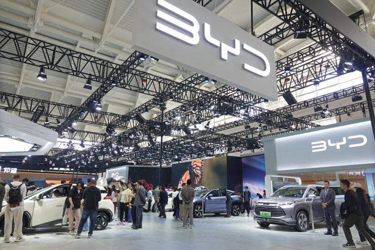 Le stand BYD au Salon international de l'auto de Tianjin, le 4 octobre 2024. (CFOTO/NurPhoto/NurPhoto via AFP)