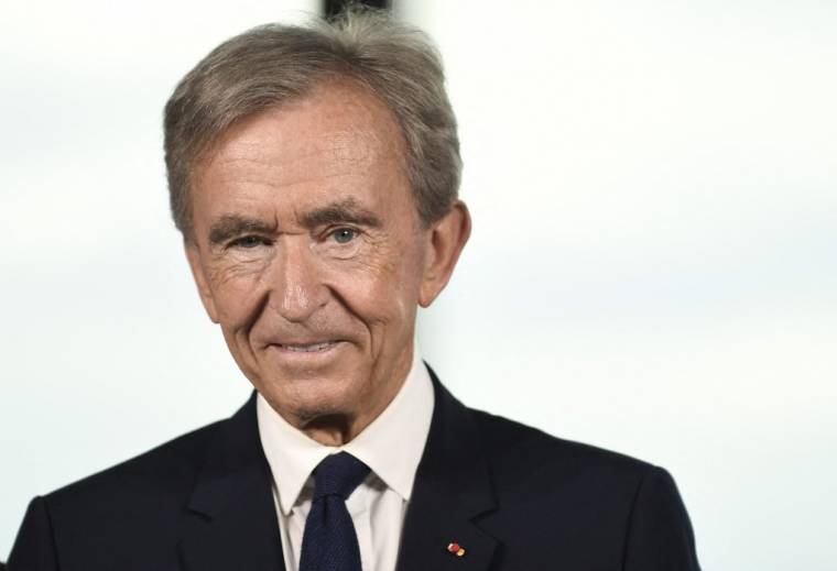 Le Français Bernard Arnault, PDG de LVMH, reste l'homme le plus riche du monde.  ( AFP / JULIEN DE ROSA )