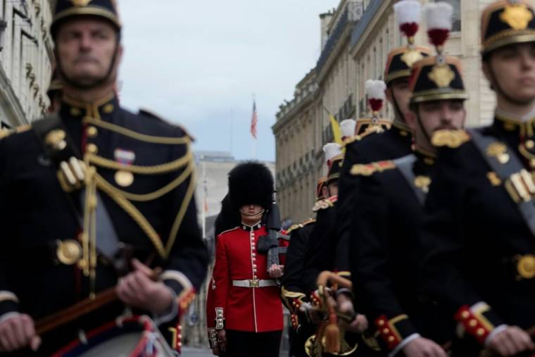 Des membres de la "Number 7 Company Coldstream Guards" et des membres de la Gendarmerie de la Garde républicaine défilent dans la rue pour entrer dans la cour de l'Elysée, à Paris, le 8 avril 2024 ( POOL / Thibault Camus )
