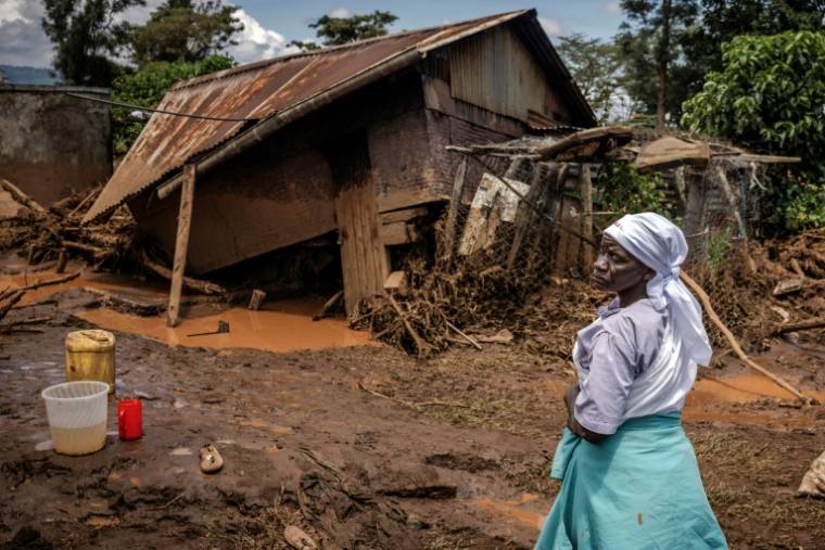 Une femme devant sa maison détruite par les eaux dans le village de Kamuchiri (Kenya), près de Mai Mahiu, le 29 avril 2024 ( AFP / LUIS TATO )
