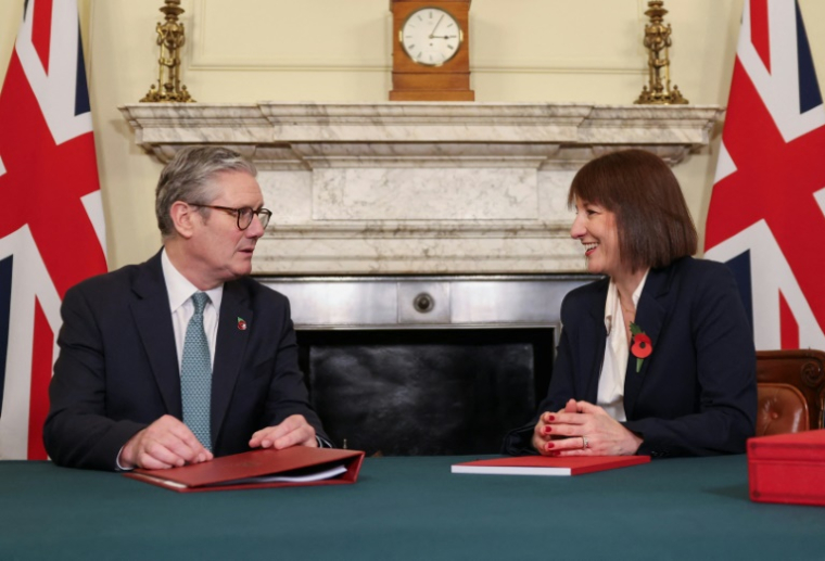 De Britse premier Keir Starmer ontmoet minister van Financiën Rachel Reeves, twee dagen vóór de eerste begrotingsaankondiging van de nieuwe Labour-regering, in Downing Street, Londen, 28 oktober 2024. (POOL/Hollie Adams)