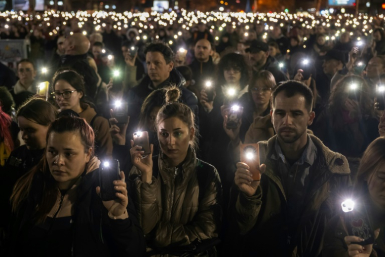 Des manifestants utilisent la lampe de leurs téléphones pendant 15 minutes de silence à Novi Sad le 31 janvier 2025, après l'arrivée d'une marche pour la justice de Belgrade à Novi Sad ( AFP / Andrej ISAKOVIC )