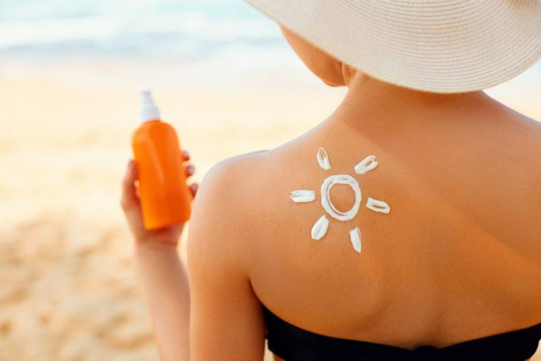 Il faut absolument protéger sa peau du soleil avant toute exposition. Crédit photo : Adobe Stock