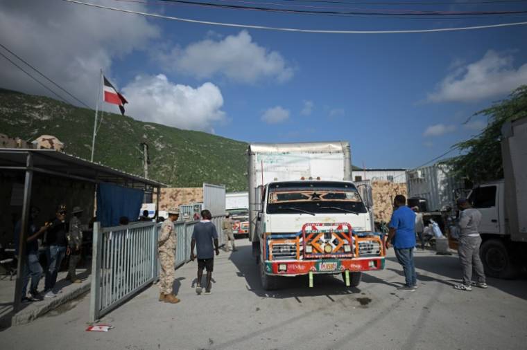 Des camions traversent la frontière entre Malpasse en Haïti et Jimani en République dominicaine, le 15 mai 2024 ( AFP / Federico Parra )