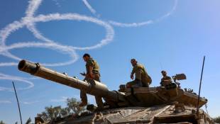 Des soldats israéliens sur un char près de la frontière avec la bande de Gaza, le 30 novembre 2023 ( AFP / GIL COHEN-MAGEN )