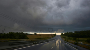 Cette photographie prise le 19 juin 2024 près de Neuille-Pont-Pierre, dans le centre de la France, montre des voitures traversant une forte tempête de pluie sur l'autoroute A28 ( AFP/ Guillaume SOUVANT / Guillaume SOUVANT )