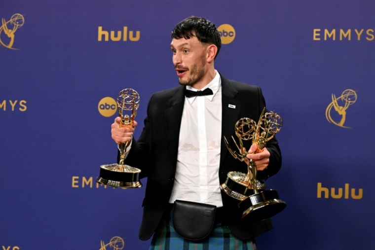 L'acteur écossais Richard Gadd avec ses prix remportés à la 76e cérémonie des Emmy Awards, à Los Angeles, le 15 septembre 2024 ( AFP / Robyn Beck  )