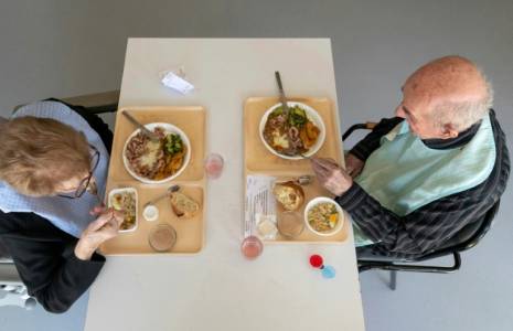 Deux pensionnaires déjeunent, le 23 mars 2022, à l'Ehpad public "Pays Vert" à Mauriac (Cantal), qui a mis en place un dispositif pour scruter ce qui est mangé chaque jour par les résidents et lutter ainsi contre la dénutrition ( AFP / Thierry ZOCCOLAN )