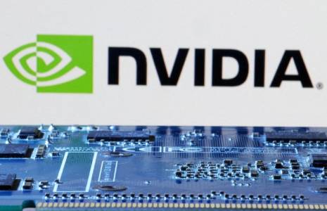 Illustration du logo NVIDIA et d'un composant d'un PC