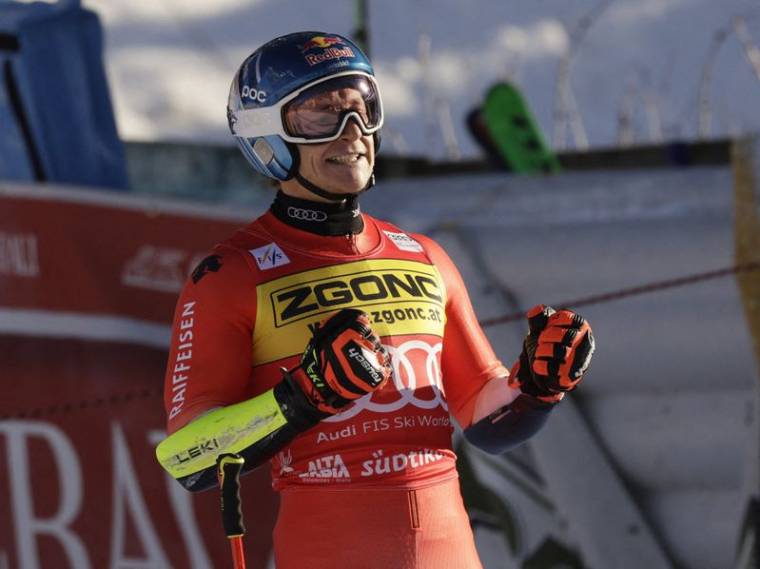 Marco Odermatt survole le slalom