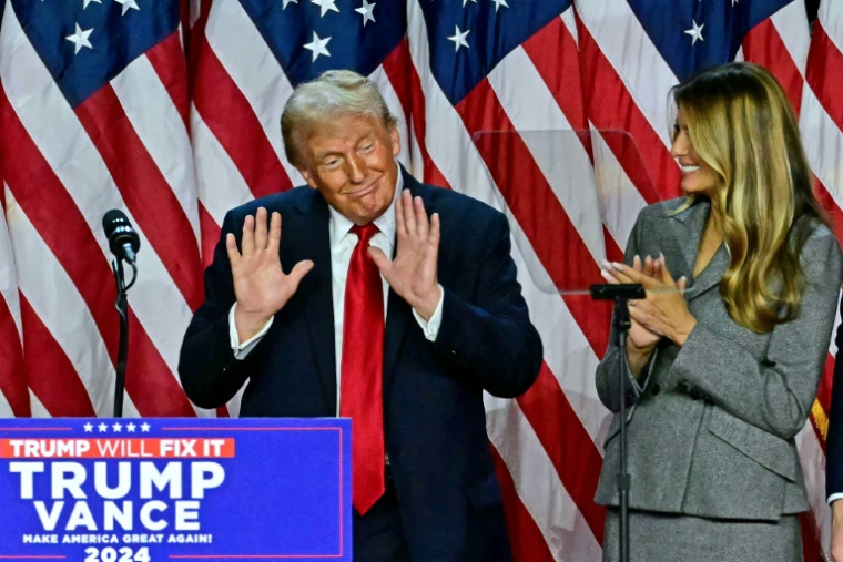 Donald Trump et son épouse Melania Trump à West Palm Beach, en Floride, lors des résultats de l'élection présidentielle américaine, le 6 novembre 2024 (AFP / Jim WATSON)