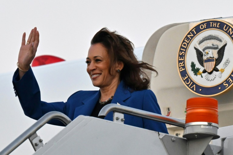 La vice-présidente Kamala Harris arrive à l'aéroport de Chigcago (Illinois) le 18 août 2024 ( AFP / Robyn Beck )