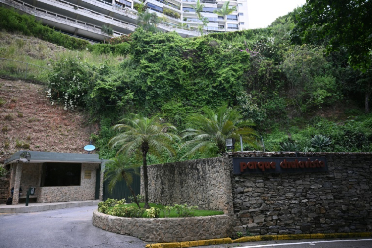 L'entrée du bâtiment Parque Chulavista, où se trouve la résidence d'Edmundo Gonzalez Urrutia,à Caracas, le 3 septembre 2024  ( AFP / Federico PARRA )