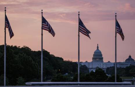 Lever de soleil sur le Capitole, siège des deux chambres du Congrès américain, le 28 mai 2023 à Washington ( AFP / SAMUEL CORUM )