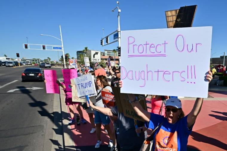 "Protégez nos filles", réclame une pancarte brandie par des partisans du droit à l'avortement, à Scottsdale, en Arizona, le 9 avril 2024 ( AFP / Frederic J. Brown )