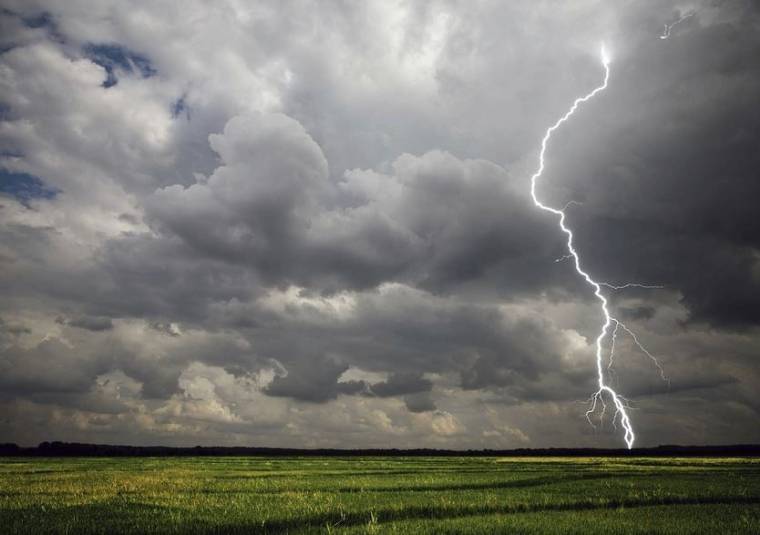 "Nous disions le mois dernier qu’il fallait s’attendre à l’arrivée d’orages, le premier de la saison a bien eu lieu. Reste à savoir s’il est annonciateur d’une tempête." (crédit : Skeeze / Pixabay)
