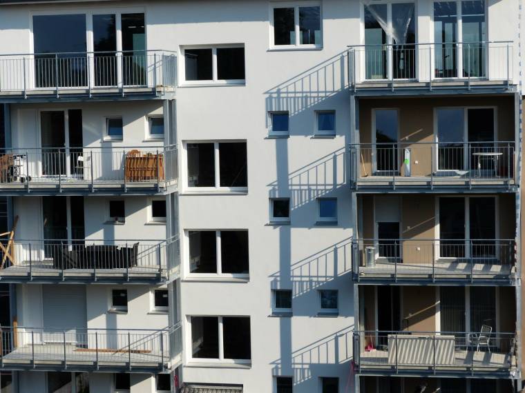 Depuis le déconfinement de mai dernier, les acheteurs sont de plus en plus intéressés par des biens immobiliers possédant un balcon ou une terrasse.  (Hans Braxmeier / Pixabay)