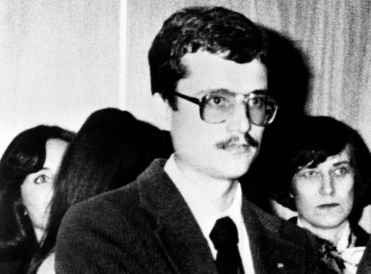 Le juge Renaud van Ruymbeke refuset de répondre aux journalistes au sujet de la lettre de suicide du ministre du Travail Robert Boulin envoyée à l'AFP, le 31 octobre 1979 à Caen ( AFP / MYCHELE DANIAU )