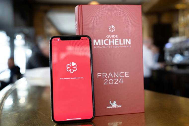 The digital and printed versions of the 2024 Michelin Guides at the Vaudeville brasserie in Paris on March 14, 2024 (AFP / Alain JOCARD)