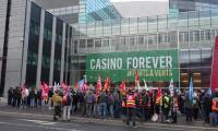 Casino : les salariés du groupe manifestent devant le siège de Saint-Etienne
