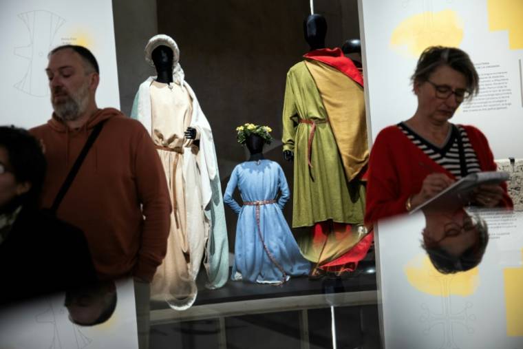 Des visiteurs de l'exposition "Les Cathares, Toulouse dans la croisade", au musée Saint-Raymond, le 28 mars 2024 à Toulouse ( AFP / Lionel BONAVENTURE )