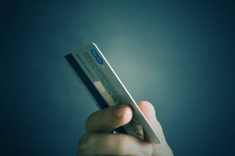 Les voleurs ont pu effectuer une douzaine de règlements avec la carte bancaire volée (illustration). (Pixabay / mastersenaiper)
