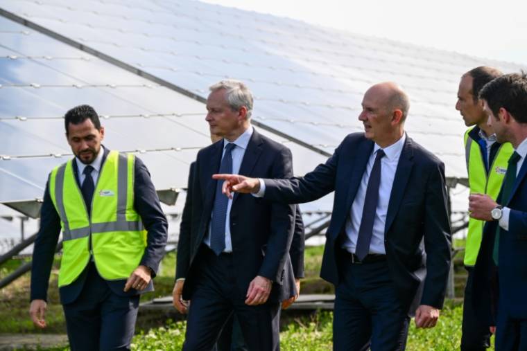 Le ministre de l'Economie Bruno Le Maire (c-g) et le ministre de l'Industrie Roland Lescure (c-d) en visite au parc photovoltaïque La Fito, à Manosque, le 5 avril 2024 dans les Alpes-de-Haute-Provence ( AFP / CHRISTOPHE SIMON )