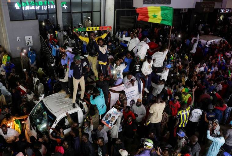 Des Sénégalais fêtent la libération de dirigeants de l'opposition