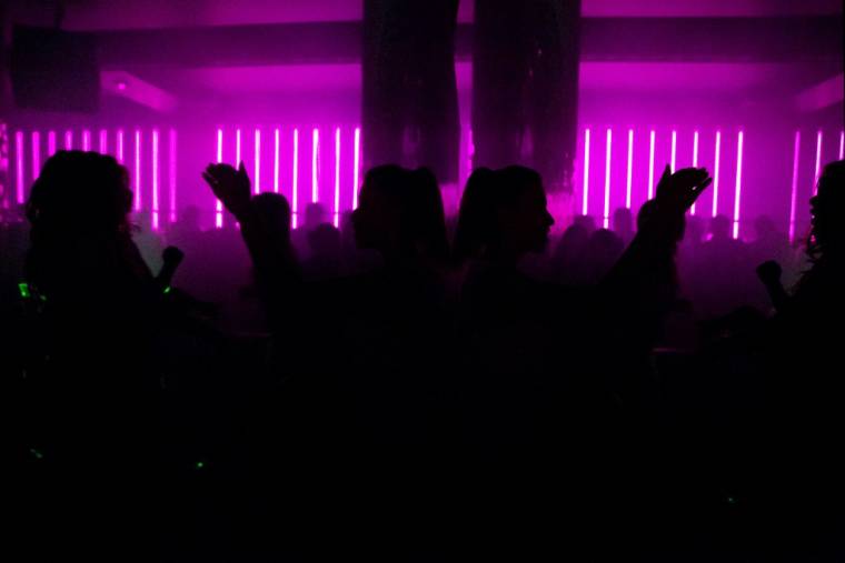 Des personnes dansant au Queen night club à Paris.  ( AFP / FLORIAN DAVID )