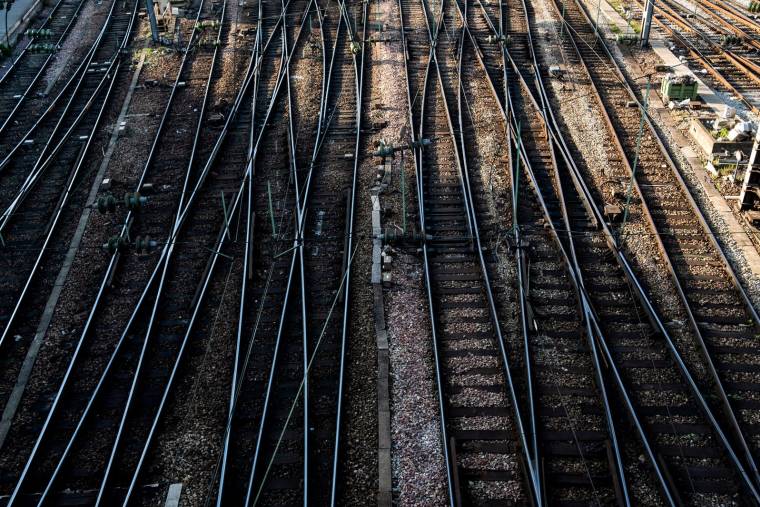 2,8 milliards par an sont actuellement alloués à la rénovation du réseau ferroviaire (illustration) ( AFP / CHRISTOPHE SIMON )