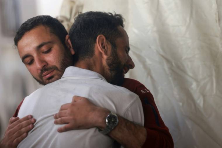 Un Palestinien pleure la mort d'un proche tué dans un bombardement israélien, à l'hôpital al-Najjar, à Rafah, dans le sud de la bande de Gaza, le 25 avril 2024  ( AFP / MOHAMMED ABED )
