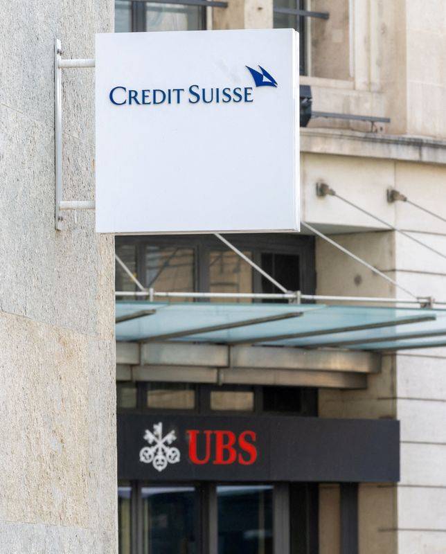 Photo d'archives des logos de la banque suisse Credit Suisse et UBS à Genève