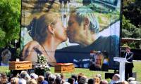 Le maire de Nice Christian Estrosi (d) près des cercueils d'Annie et Ben Vautier lors d'un hommage public à Nice, le 13 juin 2024 ( AFP / Valery HACHE )