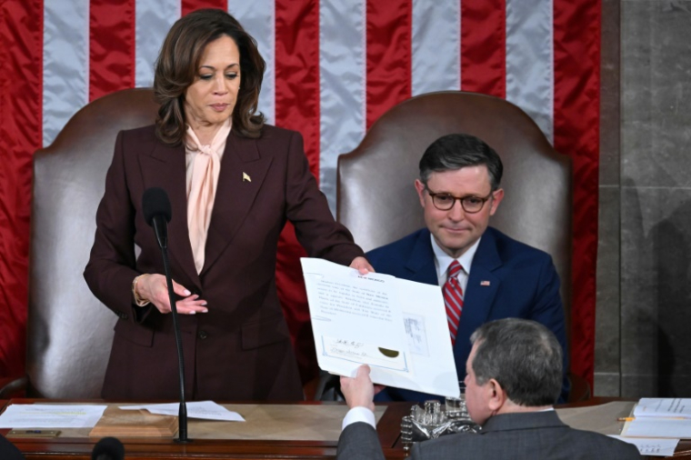 La vice-présidente des Etats-Unis Kamala Harris préside la céromonie de certification des résultats de l'élection présidentielle de novembre, aux côtés du président républicain de la Chambre des représentants, Mike Johnson, au Capitole de Washington, le 6 janvier 2025 ( AFP / SAUL LOEB )