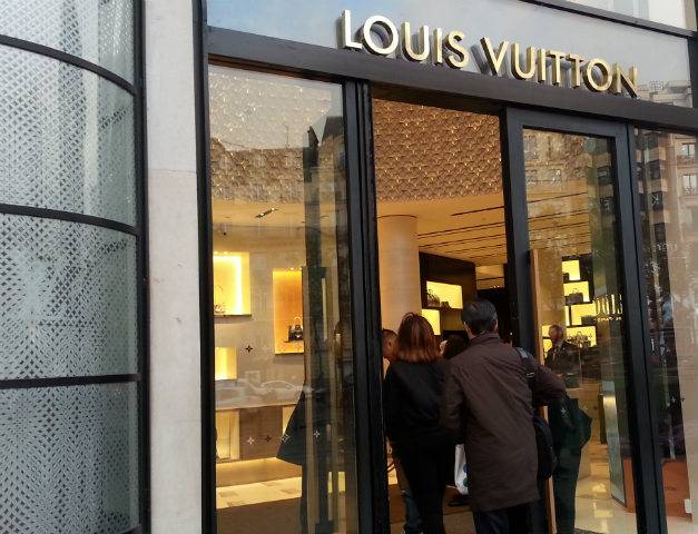 Le titre LVMH profite ce matin du projet de rachat de Christian Dior mais de façon plus générale, les valeurs du luxe se comportent bien depuis le début de l'année. (crédit : LG / Boursorama)